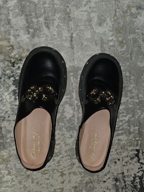 Circus by Sam Edelman Black Mules with Gold Chain Accent Sz 9.5